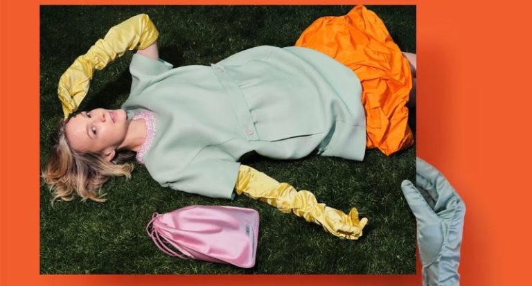 Prada crece un 9% en 2025, en el ejercicio de su compra a Versace