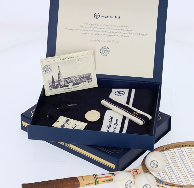 Conmemorando así los 60 años de Sergio Tacchini, marca fundada en 1966 en Novara (Italia), por el campeón de tenis del mismo nombre.