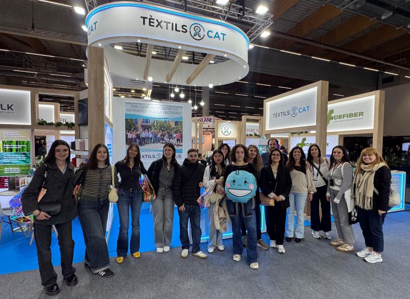 Visita estudiantes UPC al stand de Tèxtils.CAT en Techtextil.