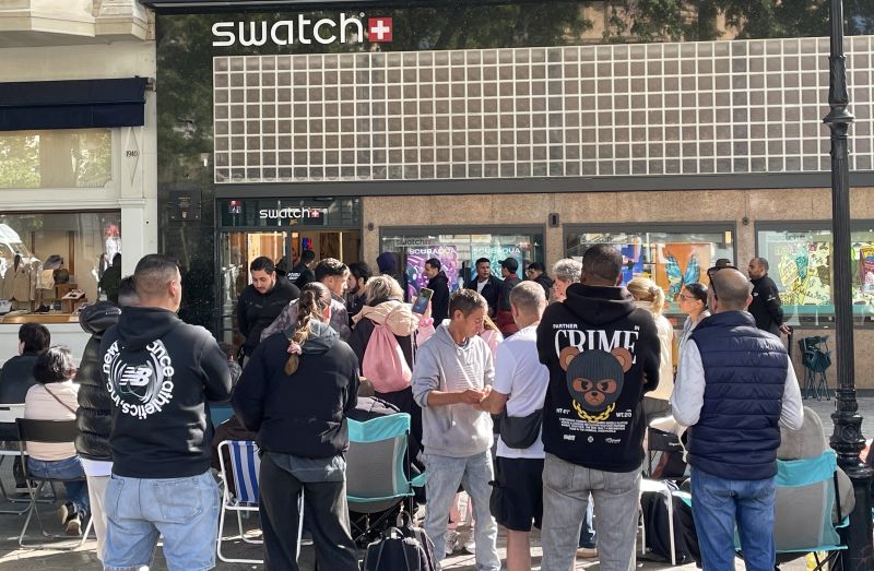 Largas colas en las tiendas de Swatch para comprar su colaboración con Audemars Piguet