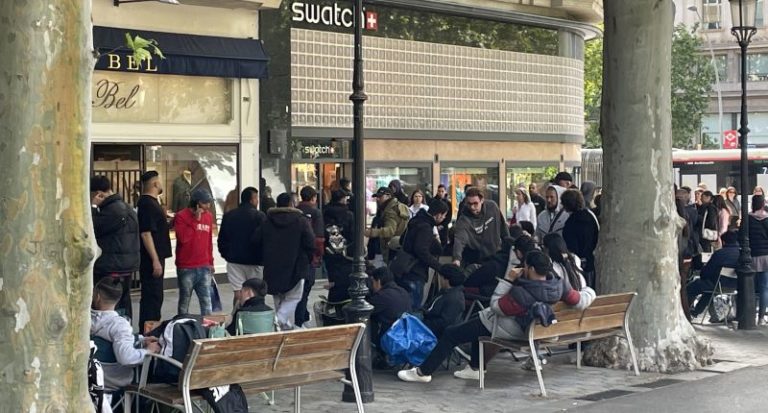 Largas colas en las tiendas de Swatch para comprar su colaboración con Audemars Piguet