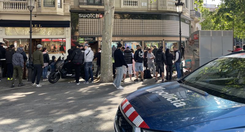 La masiva afluencia de compradores a las puertas de los establecimientos en paseo de Gràcia y l’Illa Diagonal desbordó las capacidades y las tiendas optaron por no abrir sus puertas.
Durante toda la mañana de ayer se vivieron momentos de gran tensión que obligaron a solicitar la presencia de la Guardia Urbana y de los Mossos d’Esquadra, que se desplegaron para evitar incidentes. Solo en paseo de Gràcia se concentraron hasta medio millar de personas y, ante la posibilidad de que muchos de los que llevaban horas esperando se quedaran sin el ansiado reloj, optaron por no abrir y postergar la venta en Barcelona para otro momento que anunciarán cuando llegue el momento. Con las mismas colas, las ventas de esas piezas de coleccionistas se han realizando en establecimientos de ciudades de medio mundo, también en los locales que Swatch tiene en Madrid o San Sebastián.
La popular firma de relojes iniciaba ayer en sus tiendas la venta de una colección limitada de unas piezas de bolsillo en colaboración con Audemars Piguet. Los bautizados como Royal Pop salían a la venta con un precio entre los 385 a 400 euros, pero al ser una edición limitada, era previsible la multiplicación de su valor en reventa. Al mediodía, los afortunados que habían conseguido el reloj ya lo estaban ofertando en las webs de segunda mano por más de 3.000 euros. Algunos compradores de Barcelona llevaban días acampados a las puertas del comercio en el paseo de Gràcia y ayer lamentaban que su paciencia no había servido de nada, porque el establecimiento no les aseguraba un lugar preferente cuando pusieran a la venta el lote destinado a ser vendido en Barcelona.
Las distintas fuentes policiales consultadas han asegurado a este diario que el dispositivo ha servido para prevenir incidentes y que la decisión de posponer la venta de los relojes ha sido exclusivamente de la marca. La deseada creación combina la estética pop de Swatch con la reconocible caja octogonal del Royal Oak y se presenta en ocho versiones con diferentes combinaciones de color.
