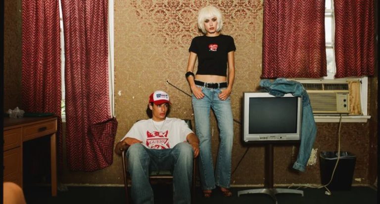 Guess Jeans recupera el streetwear vintage en su colaboración con Hysteric Glamour