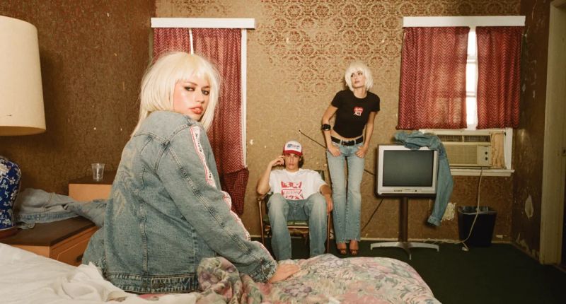 La colaboración se ha apoyado en varios eventos internacionales, inauguraciones de tiendas y alianzas culturales que buscan posicionar a Guess Jeans.