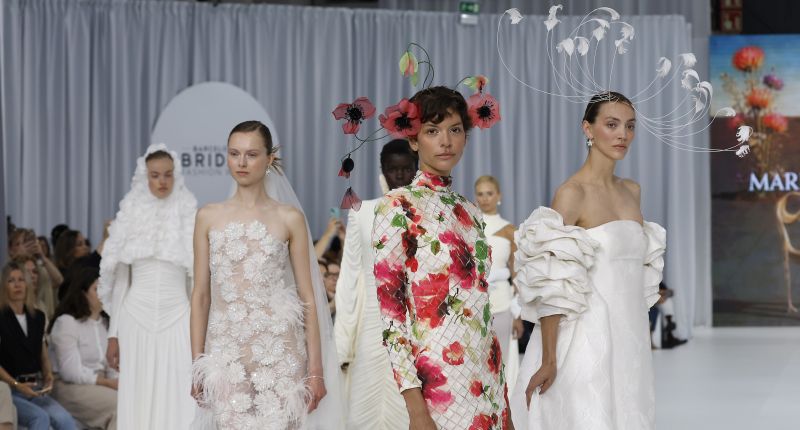 Mariano Moreno presentó su última colección en Barcelona Bridal Fashion Week 2026, 'Groundbreaking', una propuesta nupcial que convierte la botánica en estructura viva.