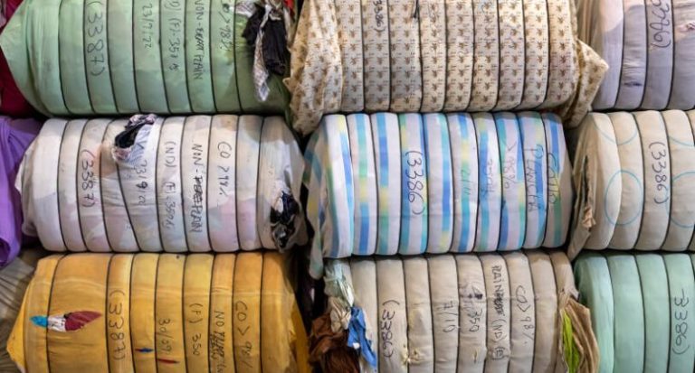 Moda Re- alerta del fracaso en la recogida textil: el 87% acaba en vertederos