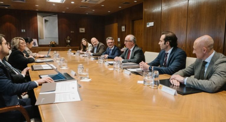 El calzado español se reúne con el ministro de Industria para impulsar su competitividad