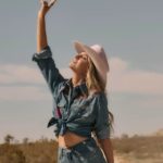 Wrangler se anticipa a los festivales de verano con la cantante Lainey Wilson