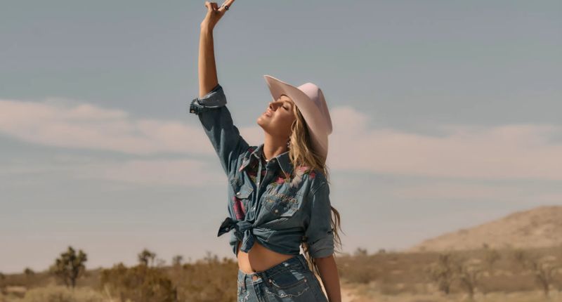 Wrangler se anticipa a los festivales de verano con la cantante Lainey Wilson