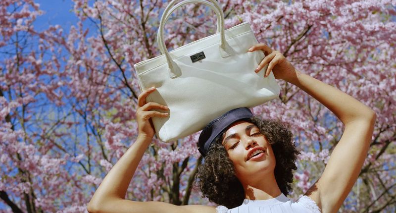 Bolsos de estilo ejecutivo de firmas como Chanel consolidan un look nostálgico a la par que moderno, que irradia confianza
