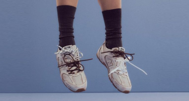 Miu Miu y New Balance renuevan su colaboración, con la 530 SL en el centro