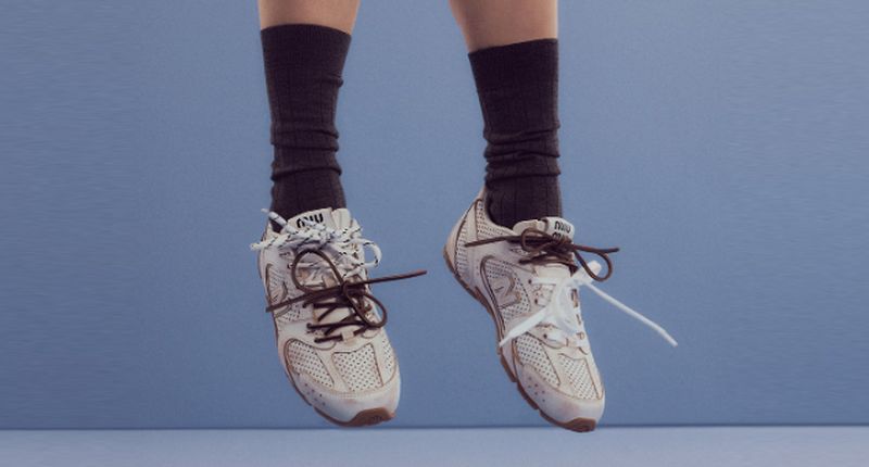 Miu Miu y New Balance renuevan su colaboración, con la 530 SL en el centro