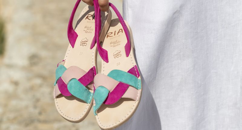 Ria Menorca estrena el verano con el color como protagonista y nuevos modelos