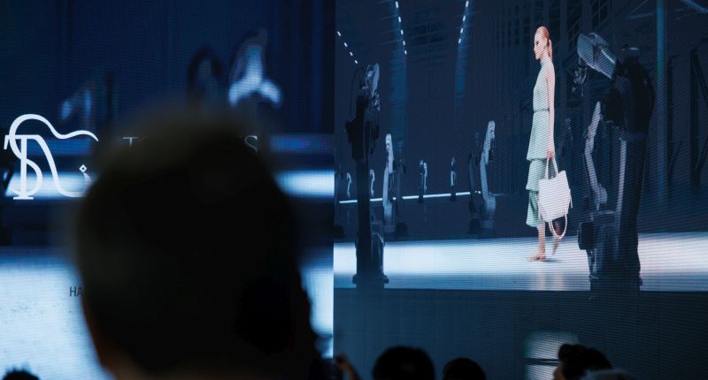 Expo Riva Schuh estrenó su primer desfile íntegramente generado con IA
