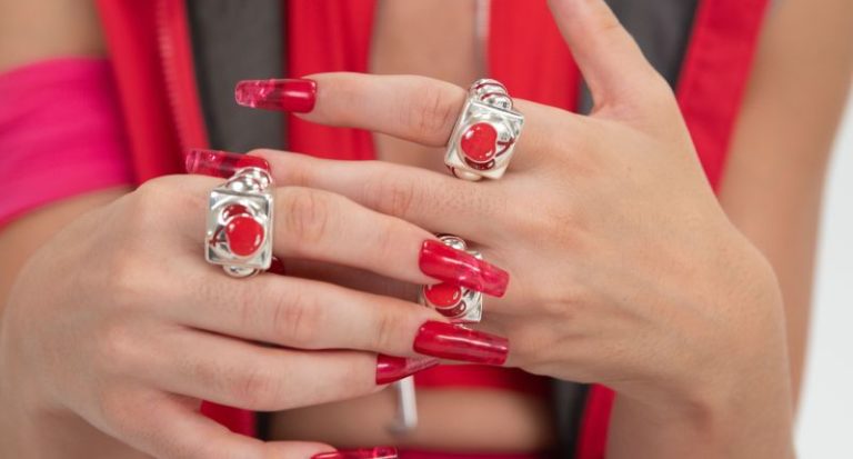 La Manso reinterpreta sus anillos y lanza la colección de joyas más refrescante del verano