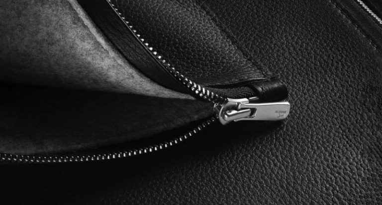 YKK debuta en la pasarela de París un nuevo cierre de cremallera fabricado a partir de ropa usada