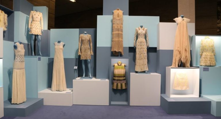Teresa Helbig conmemora 30 años de moda en una exposición en el Museo del Traje