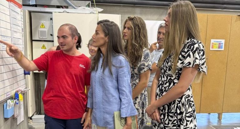 La Reina Letizia elige las abarcas de Ria Menorca en sus vacaciones de verano