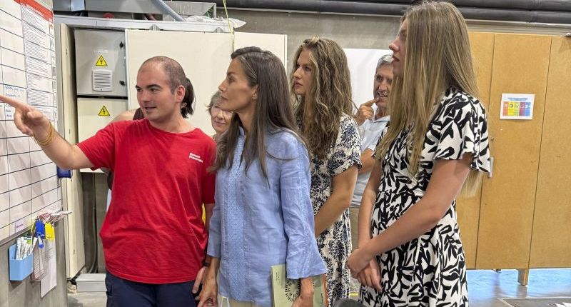La Reina Letizia elige las abarcas de Ria Menorca en sus vacaciones de verano
