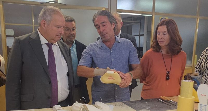 El sector del calzado español pide al Gobierno un plan de acción concreto tras la visita del ministro Jordi Hereu a Elche y Elda
