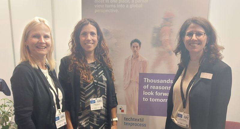 Ariadna Detrell, cluster manager de Tèxtils.CAT, con Sabine Scharrer, directora de Techtextil Frankfurt, y Britta Castañeda Street, Senior Sales Manager & Brand Management de Techtextil (Messe Frankfurt)