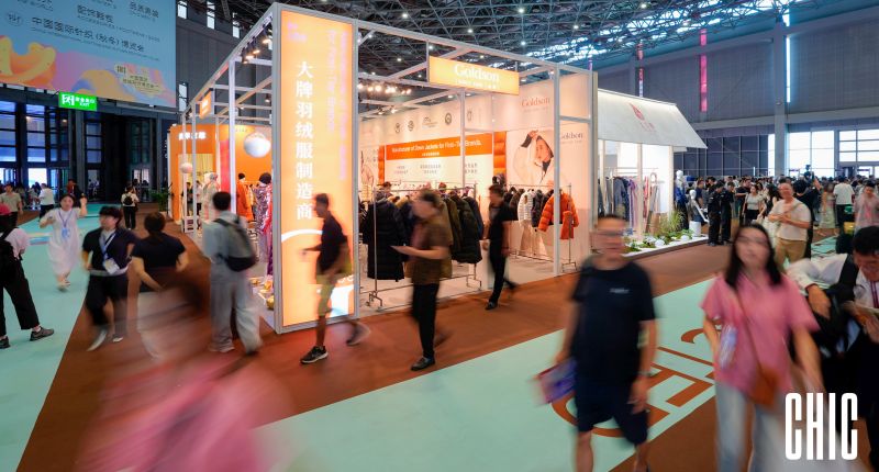 CHIC ya no es solo una plataforma para que marcas extranjeras accedan a China, sino un puente bidireccional: conecta a empresas internacionales con el gigante asiático, al tiempo que proyecta el talento chino hacia el exterior, generando sinergias que benefician a ambas partes.