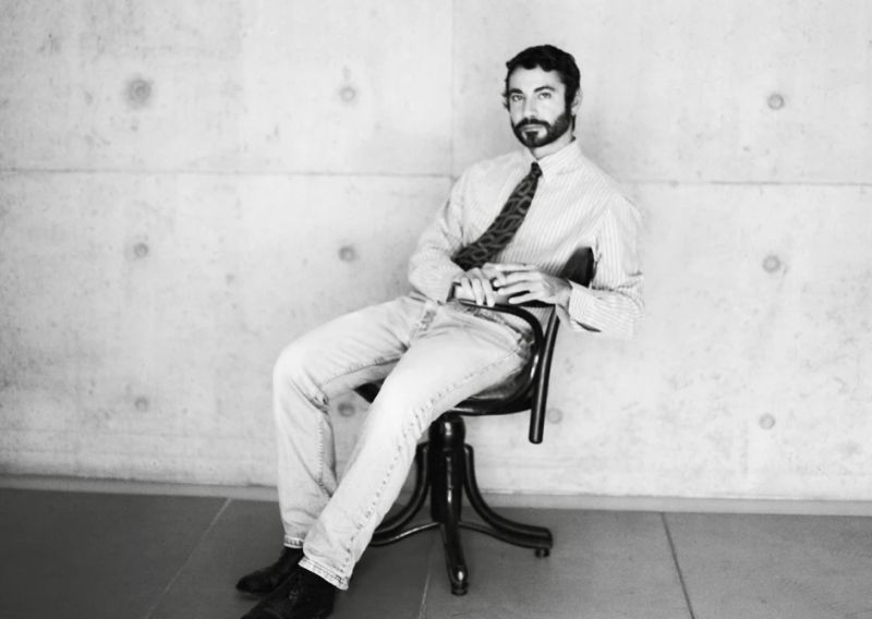 El Grupo Armani ha anunciado el nombramiento de Dario Vitale como nuevo director creativo de Emporio Armani y de la división de accesorios de Giorgio Armani, el primer outsider que definirá la estética de la firma. La casa milanesa rompe así con décadas de tradición confiando el legado a un creador ajeno a la familia fundadora.