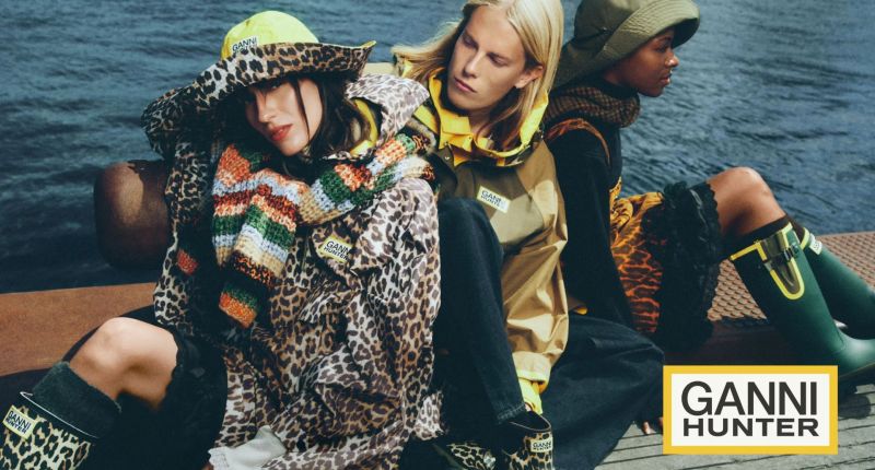 Desde un abrigo impermeable con estampado de leopardo hasta unas botas Chelsea en tonos tierra, todas las piezas de Ganni y Hunter están diseñadas para combinarse entre sí.