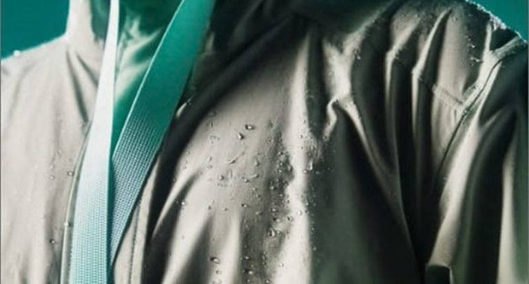 La británica Bam presenta 'Any Weather Mac', su chaqueta impermeable sin PFAS