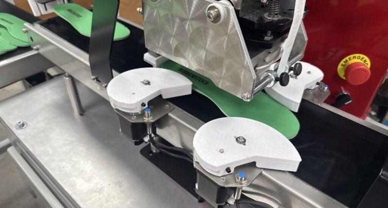 Con la adopción de la impresión digital DTF (Direct to Film) en la moda y el vestuario laboral, la compañía ha adaptado su ingeniería para ofrecer flujos de trabajo integrados.