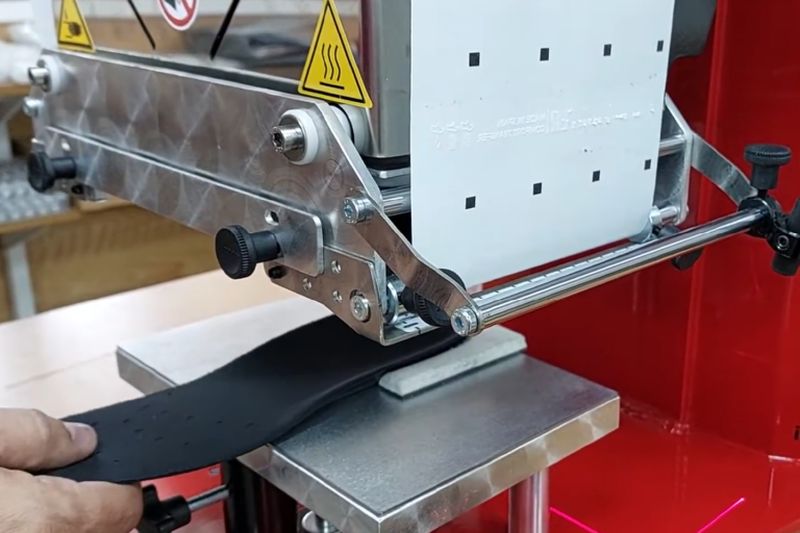 Con la adopción de la impresión digital DTF (Direct to Film) en la moda y el vestuario laboral, la compañía ha adaptado su ingeniería para ofrecer flujos de trabajo integrados.