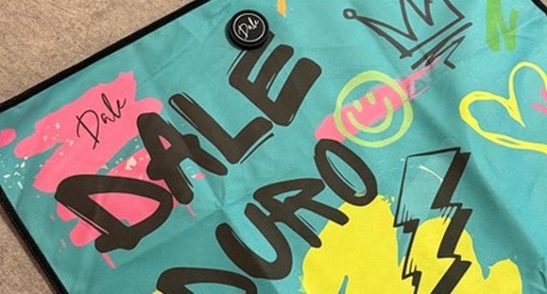 La firma española Dale lanza TowelGrip, una toalla deportiva con imán integrado