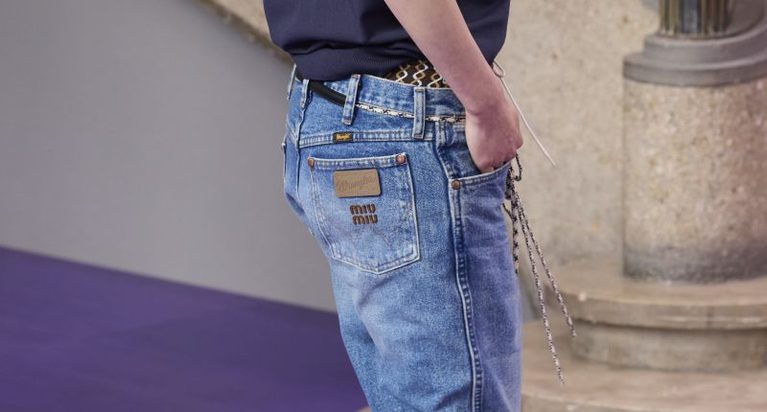 Miu Miu Upcycled apuesta por el denim de Wrangler para primavera-verano 2027